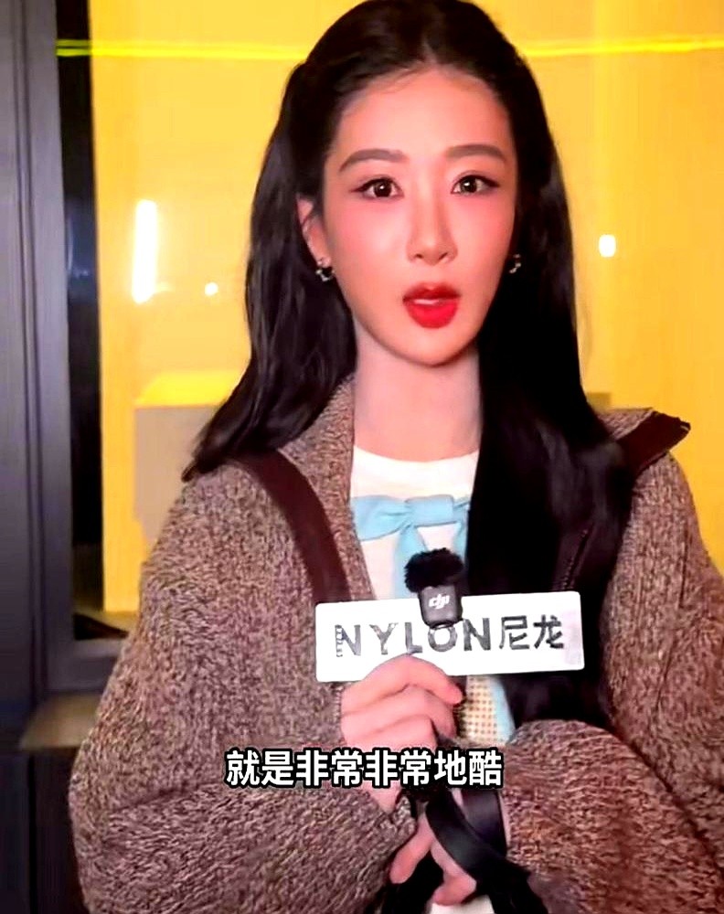 化妆师王亚飞，这次终于被夸上天了。

就因为给杨紫画了个妆，直接冲上热搜第一。全网都在刷屏杨紫米兰的生图，鹅蛋脸，葡萄眼，清透得像刚剥壳的鸡蛋。

有意思的是，王亚飞给别人化妆，翻车争议就没断过。怎么一到杨紫这儿，就直接“封神”了？

网友一句话点透了：“巧妇遇到了五常大米”。

说白了，化妆就是锦