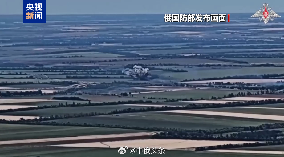 #中俄头条# 【俄称继续打击乌港口及海上船只 乌称打击俄两处重要目标】
俄罗斯国防部21日通报称，俄军当天继续对用于乌克兰武装部队利益的港口和海上船只实施打击。通报称，俄军无人机在列尼港打击了军用仓库；在切尔诺莫尔斯克港打击了一艘乌海军巡逻艇；在南方港打击了用于存放军用物资的港口基础设 ​
