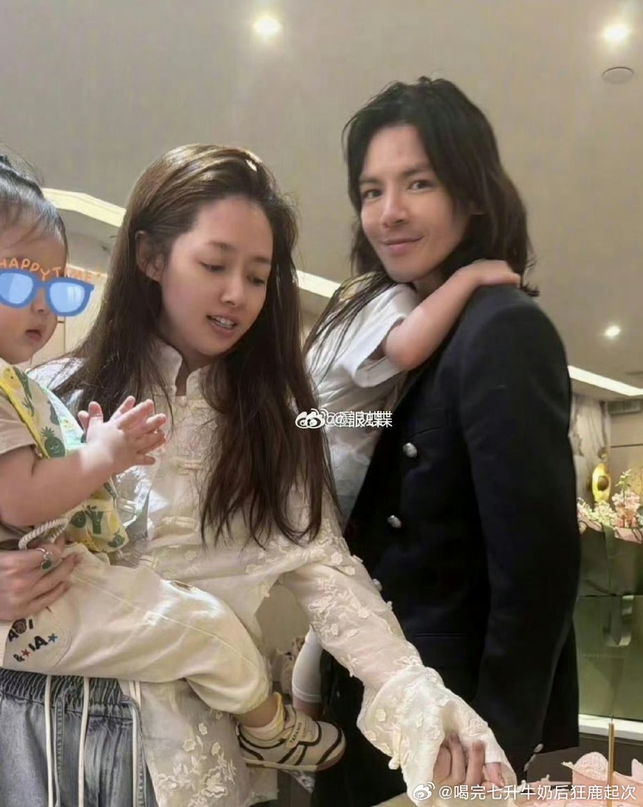 向佐只顾p自己，却把他老婆郭碧婷弄成外星人啦

郭碧婷只在乎向佐和小孩有没有联系 ​