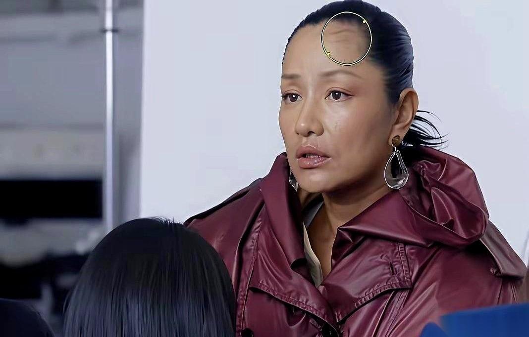 看李乃文和瞿颖同台的这档节目，最逗的不是台词，而是李乃文那双没管住的眼睛。
镜头里，李乃文的视线突然偏了。他不看机位，就死死盯着旁边瞿颖的脑门。盯了半天，他终于忍不住了，往前凑了凑，冒出一句：“你脑门上那头发咋回事啊？”
周围安静了一瞬。瞿颖连姿势都没换，眼皮一抬，不紧不慢地甩出三个字：“故意的。”