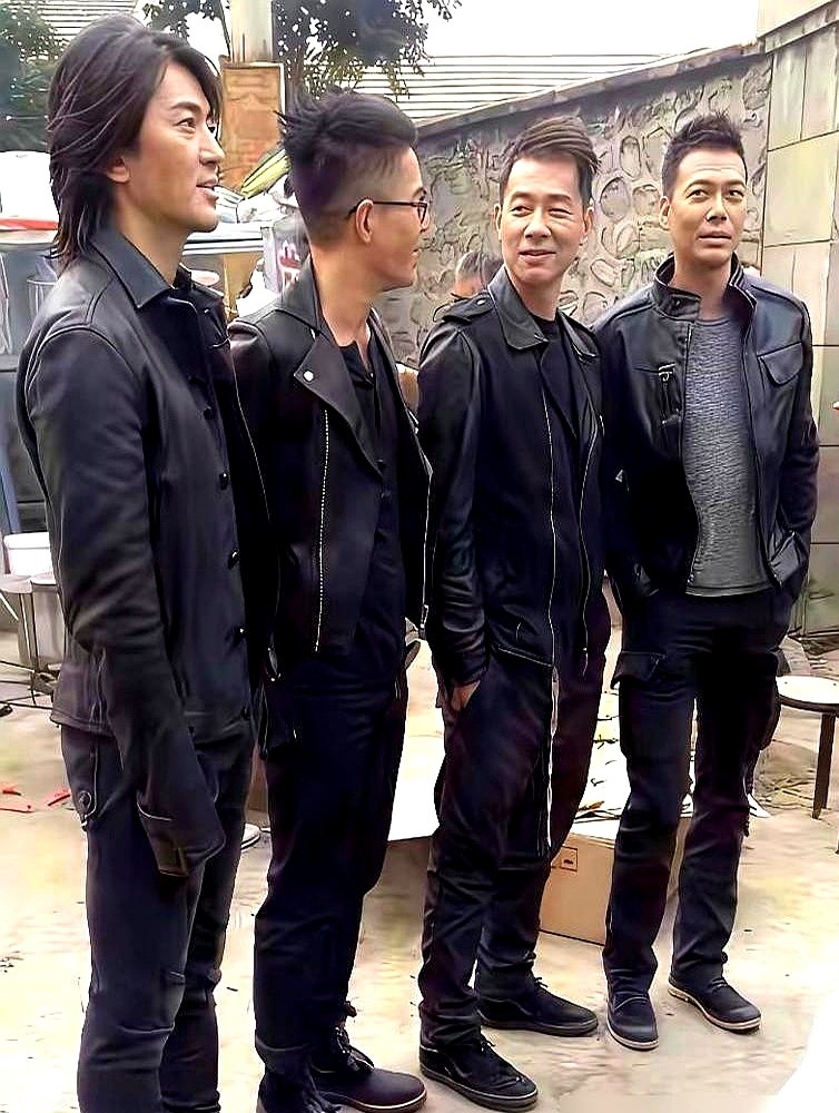 吴镇宇为了演好靓坤，硬生生在自己身上弄出真疤，这事放现在谁敢干？

当年拍古惑仔剧组穷得叮当响。铜锣湾街头那场戏，全靠摄影师躲穿帮镜头硬挤出来的机位。九龙城寨血战、山鸡约架，其实就在普通民居天桥和学校球场拍完。

更绝的是，全片没钱搞同期声。陈浩南他们杀青后，全被关进录音棚，盯着画面一帧一帧对口型把