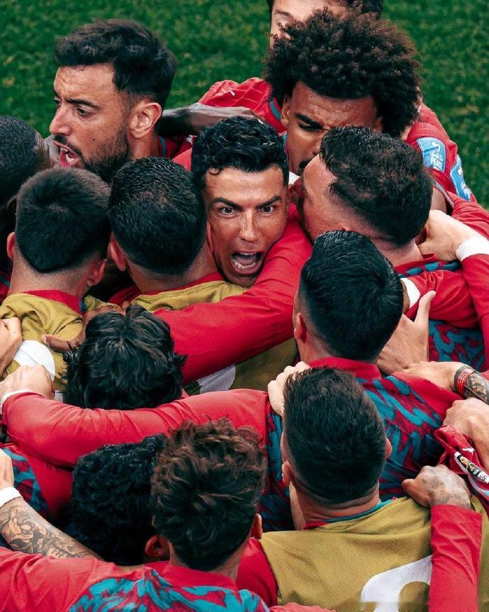 C罗更新微博：  齐心协力！🇵🇹  Unidos! 🇵🇹 ​​​