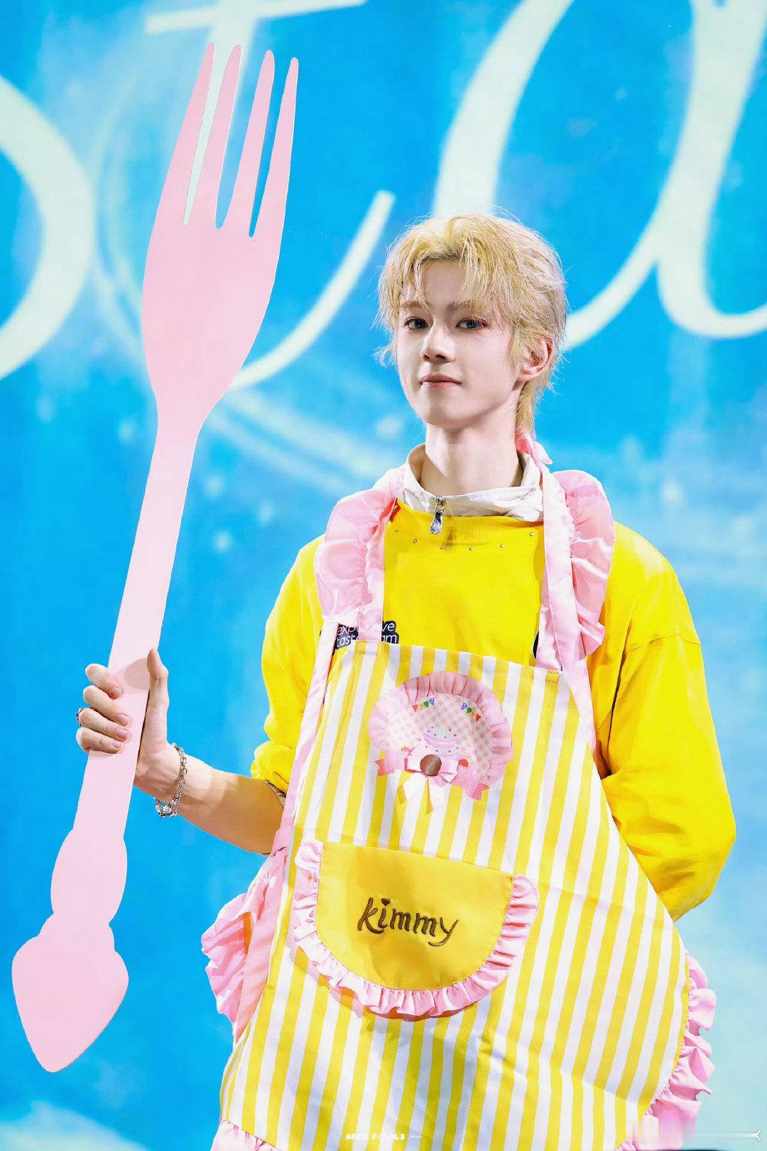 #奥利OLLIE[超话]#🍫 #奥利个人单曲TigerInMyLove# 

🎄 ʜᴀᴘᴘʏ ᴍᴏᴍᴇɴᴛ“你未必出类拔萃，但你一定与众不同”

​