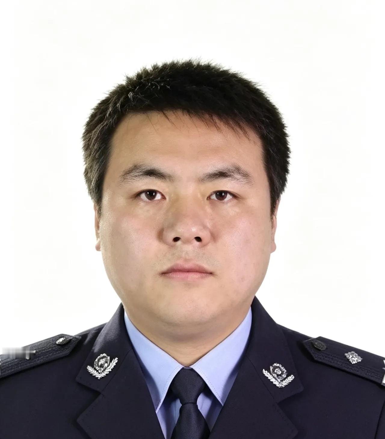 35岁民警倒在值班岗位，用一生坚守诠释藏蓝初心
 
鲍鹏，男，汉族，1982年4月出生，生前系陕西省安康市宁陕县公安局江口派出所副教导员。
 
有人身披藏蓝，一生扎根山野，把青春与生命，全都献给了一方平安。
年仅35岁的鲍鹏，就是秦岭深山里默默坚守的基层民警，平凡却又无比伟大。
他没有惊天动地的壮举
