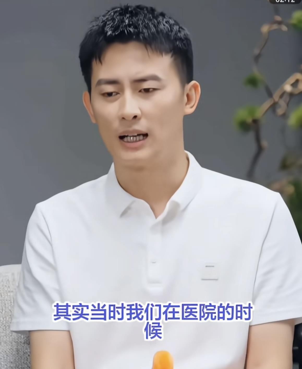 张雪峰走后，武亮不是自己争着上的，是家人和董事会反复商量后，把这事压给了他。
当时在医院发讣告，大家就一个标准：谁能稳住家长和老师的信任。武亮原本是幕后管日常运营的，熟悉业务，也能讲清楚内容，最后被推到了台前。
他自己说，压力大到失眠、斑秃，头发狂掉。最难的不是业务，是怕大家心里问——你凭什么取代他