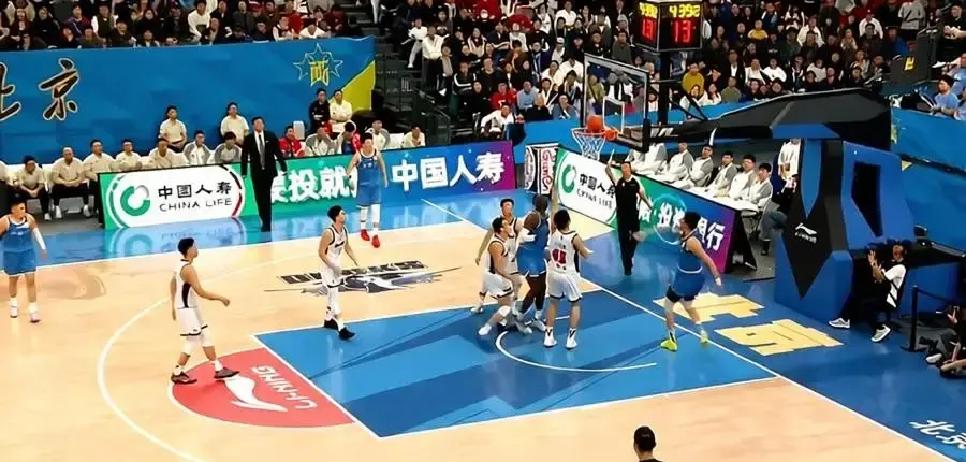 三分球投出极其离谱的31中7，结果不仅没输，还按着老对手广东队狂揍了整整18分！
78比96，广东男篮就这么结结实实地咽下了开局两连败。上一场1分惜败给同曦还能找借口说是大意，这场面对北京，几乎是从头到尾被全方位压制。
换作以前，北京外线铁成这个样子早就交代了。但这场布朗拿了20分，却送出足足1