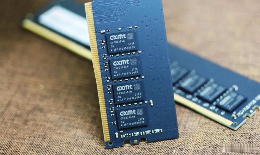 国产内存追上三星，小米抢先首发

摘自小机 装机

长鑫的LPDDR6跑到12800Mbps了。这个数字放一年前，没人敢想。

小米官宣，Xiaomi 18 Fold今年9月上市，全球首发搭载长鑫自研LPDDR6内存芯片，量产机直接上。

12800Mbps是什么概念？

LPDDR5X主流速率在8533Mbps，顶配能摸到9600Mbps。

长鑫这颗LPDDR ​