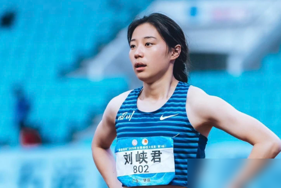 中国队预赛跑第一，我却高兴不起来，反而捏了一把汗。
梁小静、刘国怡带着俩小将，在亚运会女子4x100米预赛，跑出43秒63，小组第一强势进了决赛，看上去特别猛。
但有个致命的问题，这套阵容里，少了一个绝对的核心，葛曼棋。
葛曼棋在之前的100米单项预赛就伤了，后面的比赛都上不了。决赛要面对的是
