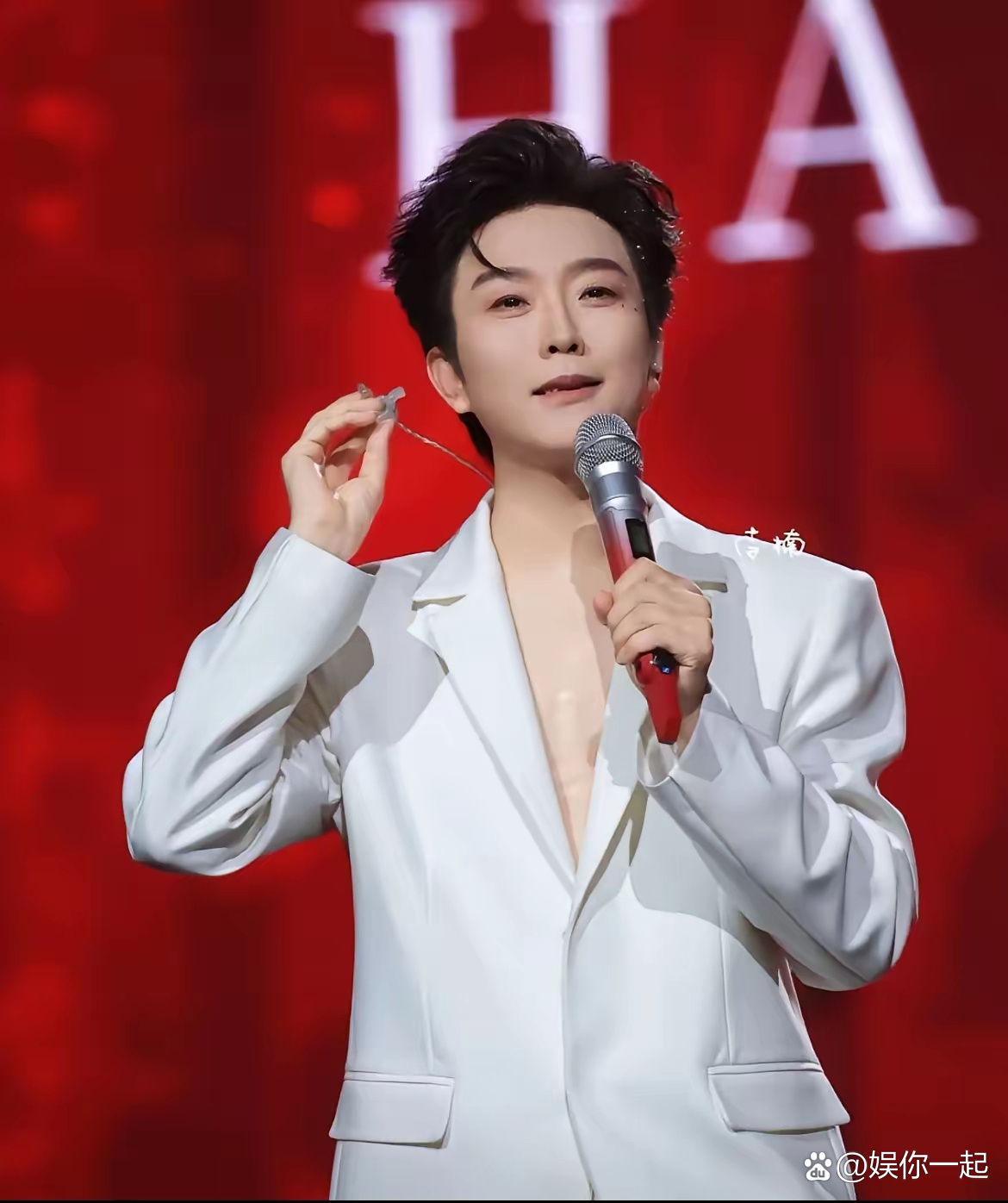 李玉刚把《万疆》的门槛拆了，但底线一条没让。
10月7日他官宣：任何歌手在演唱会上唱《万疆》，分文不取，永久有效。
但很多人没读懂细节。
词是李姝写的，曲是刘颜嘉作的。李玉刚拥有的是演唱授权，他把翻唱门槛降到零。免费授权不等于免授权，唱之前仍需向词曲版权方备案，并署名“词：李姝/曲：刘 ​