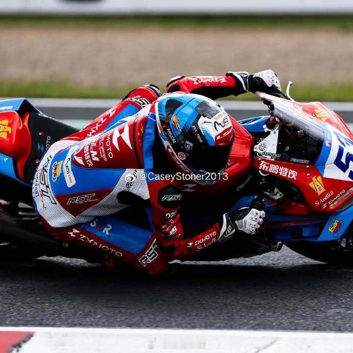 WSBK捷克站SSP组首回合正赛，张雪机车53号车手德比斯持续领跑，最...