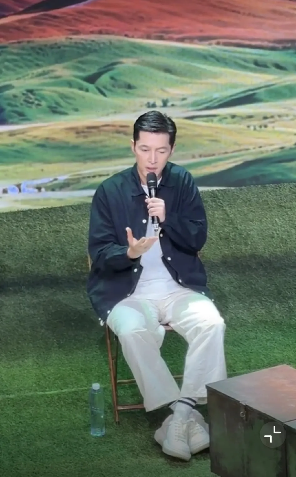 胡歌校园分享谈及拍摄《仙剑三》的感受，坦言当年在片场觉得剧情重复，缺少创作成就感。不少网友误以为他否定这部经典。其实这是年轻时作为演员的真实职业感受，作品是大众青春回忆，二者并不冲突。仙剑三剧照