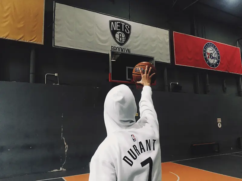 北京时间2026年4月22日，太阳队公布杜兰特训练视频，他左脚踝缠着厚...