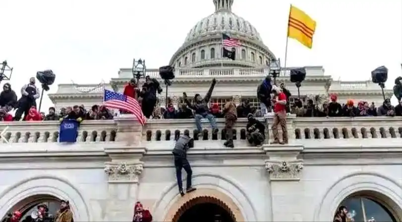 美国为何不担心自己国家发生革命？因为说白了，美国政府是真杀人，华尔街闹事的带头人，早就被灌进水泥里了。

翻开公开的历史档案和法庭记录，这些人的遭遇大致有四条路径，分别是绞刑、突袭、清场和线人渗透，时间从1886年一直延续到2026年。
 
最早的一笔在芝加哥。1886年5月3日，工人为争取八小时工