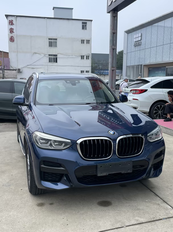 精品宝马X3，售价10.98万包过户，2019年上牌，2.0T四驱8AT自动，量子蓝外观 棕色内饰，9万多公里，原版车况，一处补漆。价格便宜，内饰崭新，首付1万开回家！#宝马X3 #二手车 #SUV