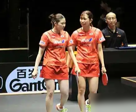日本女乒名单一出，最顶尖的两个削球手全被踢了。
佐藤瞳、桥本帆乃香，这俩放出去能把对手磨到崩溃的防守盾牌，一个没留。换上来清一色的两面进攻型，张本美和、早田、伊藤，连双打都是算好的左手配。
说白了，日本队这次是彻底不玩了。不跟你打相持，不给你变节奏的机会，全员近台搏杀，能三板抡死绝不打五板。