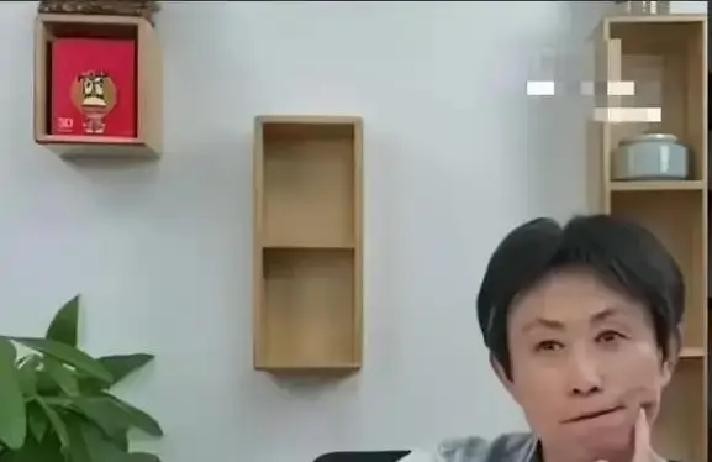江秋莲四年收进354万捐款，即墨调查组查完34815笔账，结论是“与事实不符”。
2024年10月，前调查记者“理记”发微博实名举报她涉嫌诈骗和诈捐。据澎湃新闻2024年10月11日报道，理记称她“失独是虚假人设”，还有一个儿子，曾与濒死五保户老人登记结婚。理记自称掌握的信息是江秋莲已经募得不少于几