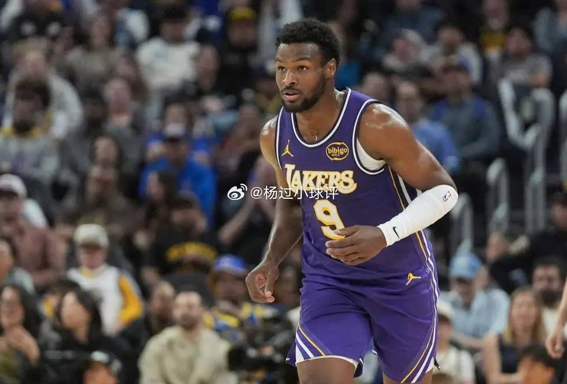 nba Bronny James迎接生涯第3赛季 休赛季主动苦练无球：要成为Luka身边的第二控球洛杉矶湖人新赛季阵容迎来不少新面孔，Bronny James也将进入职业生涯第3个赛季，随着球队进攻核心转向Luka Doncic，他已经开始为自己的角色调整做准备。 Bronny近日受访时透露，自己今年夏天特别着重提升无球进攻能力，希望能在Luka与Austin Reaves持球时扮演好外线终结及第二控球点角色。Bronny过去两个球季主要处于养成阶段，如今来到职业生涯第3年，Bronny肩上的期待也开始增加，尤其湖人后场人选众多，他必须逐步展现自己能够为球队带来实质贡献的能力。
