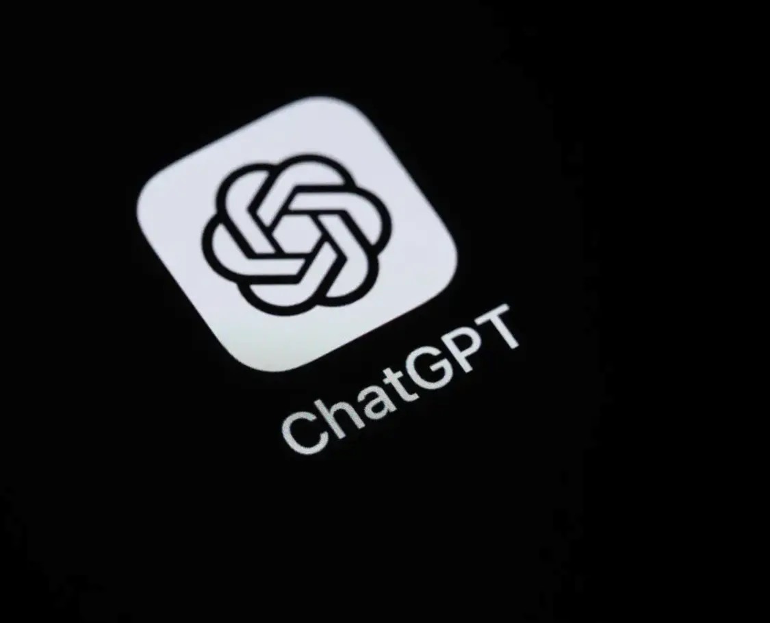#GPTImages2.5发布#它有哪些新功能？
OpenAI正式推出GPT Images2.5 相比上一代，图片生成速度最高提速一半，画面光影、纹理细节更加自然，多轮修改的时候，不会一改就把原图主体、构图全部打乱，定点编辑更靠谱。

本次最亮眼的新增功能就是Sketch草图绘制。我们可以直接在对话框里随手画草图，用来框 ​