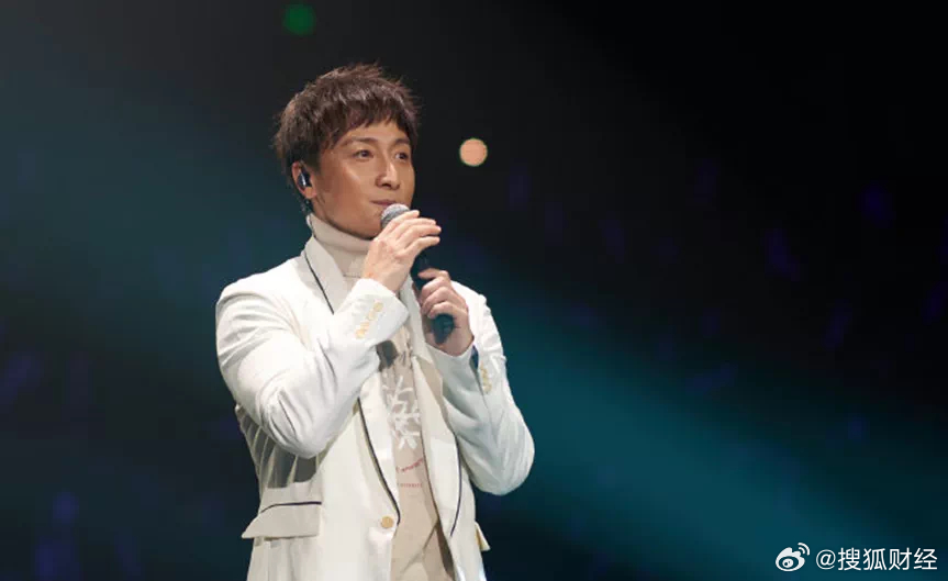 【#香港男星方力申买NFT巨亏#，输的钱不敢和家人说】近日，香港演员、歌手方力申自曝投资踩大坑。他表示，曾经因为买NFT亏了很多钱。“输的钱不敢和家人说，我老婆天天都问我亏多少，亏几位数。我都没说，亏得比我之前炒股还多！”他还告诫大家：千万别学我炒股！因为自己总想着一夜暴富，才会亏那么多 ​