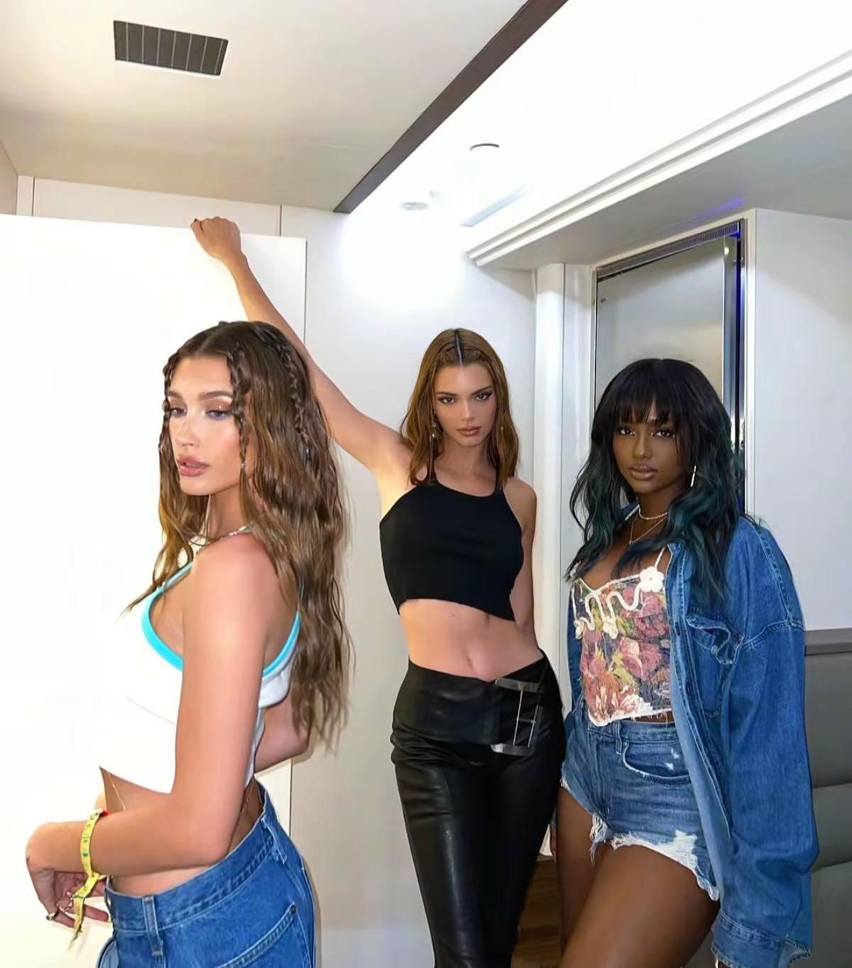 三个狮子一样的女人。