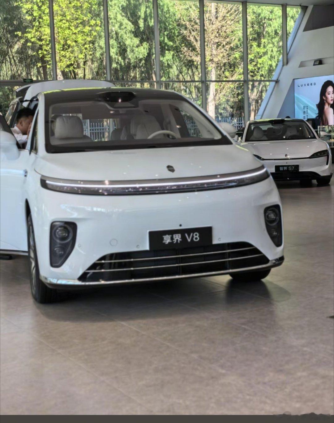 #享界V8#的严父是理想汽车[笑cry]，我那个23年买的理想，还在被享界模仿[允悲]。鸿蒙智行定义产品都挖的理想设计师？理想的Ben Baum（本·鲍姆）｜高级外观设计总监，看到这车都得笑无语了。内饰看了一下，也有一股理想风[笑cry][笑cry][笑cry. ​