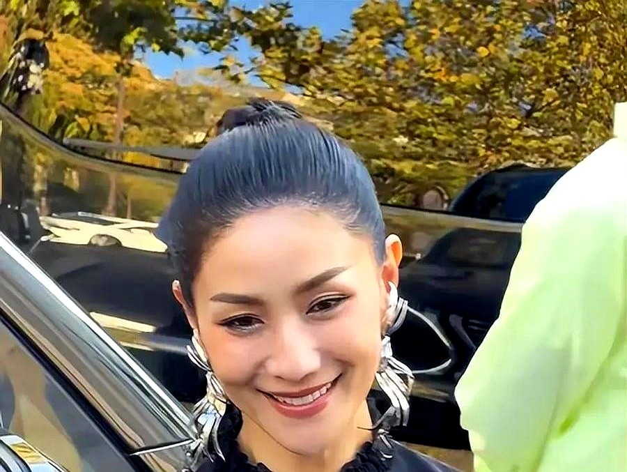 镜头一闪，同坐秀场头排，陈妍希被夸少女，胡可却被嘲出天际。

巴黎大秀闪光灯前，无修生图传回国内。陈妍希眼角带笑，网友直呼松弛。镜头切给旁边的胡可，眼袋在顶光下暴露无遗，几万人立马敲下老态龙钟的群嘲。

面对满屏的容貌审判，胡可连个标点符号都没回。她踩着高跟鞋照常看秀，转头跟旁边的吉娜聊得火热。那些