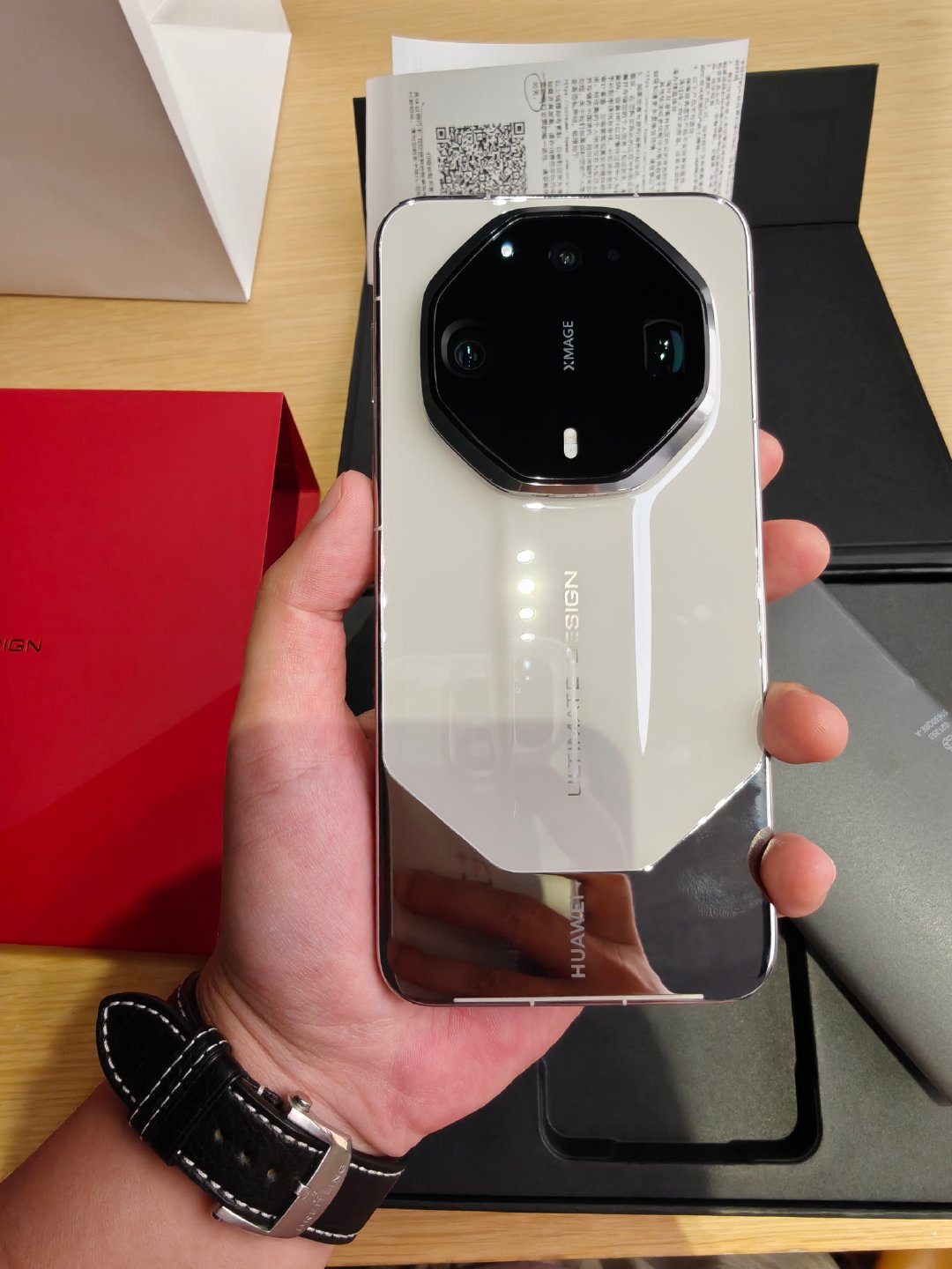还得是华为Mate90 RS白色啊，真漂亮，买了！ ​
