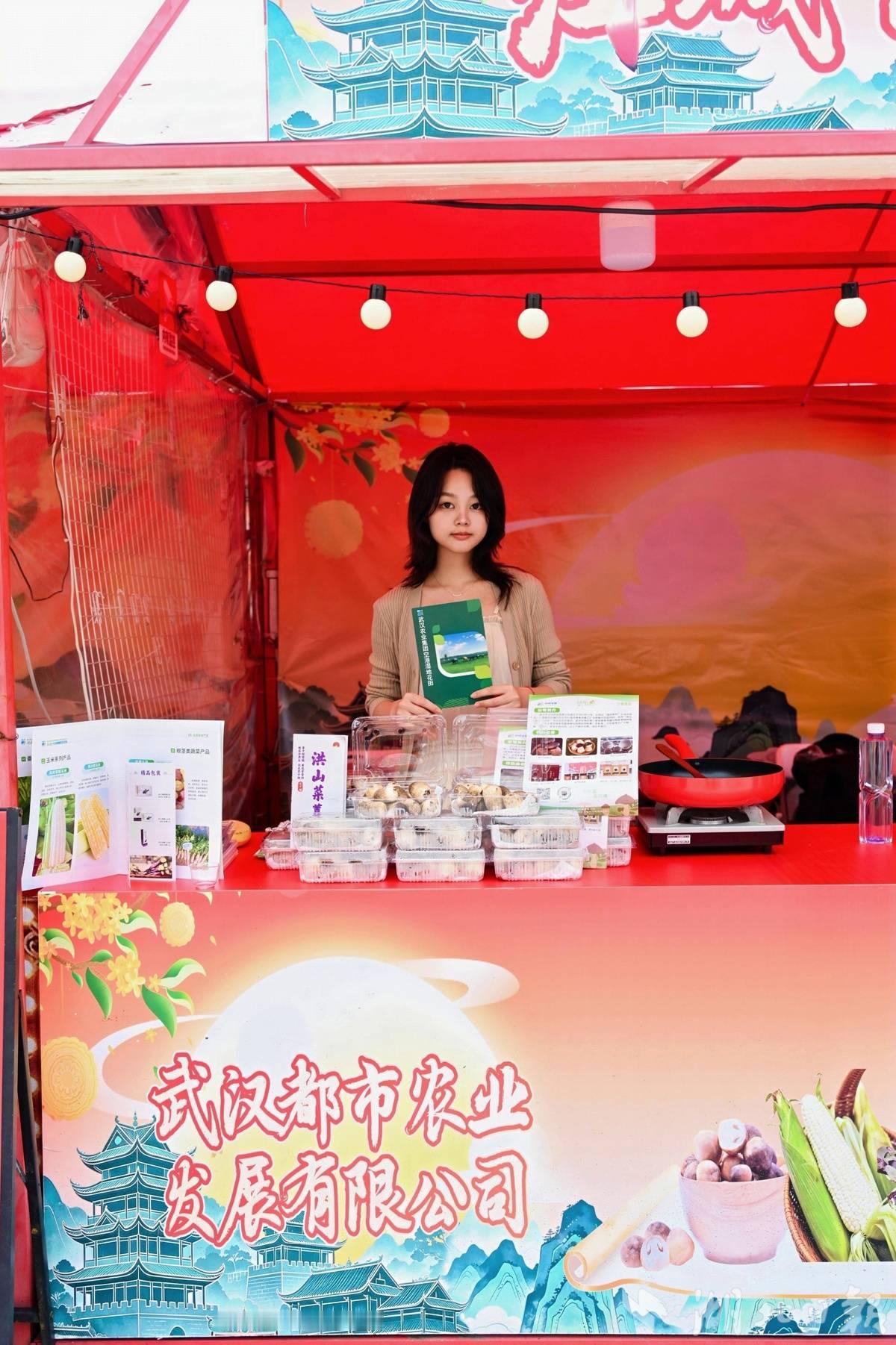 “江城百臻·恩施硒物”市集开进汉口江滩

9月23日，2026年“江城百臻·恩施硒物”市集进武汉促消费暨电商选品推介活动在汉口江滩风帆广场启动。本次活动以“江城见证 世界硒都 双城携手 硒物出山”为主题，由武汉市商务局指导，恩施州商务局、武汉农业集团有限公司联合主办，将硒物市集摆在江城中心，通 ​