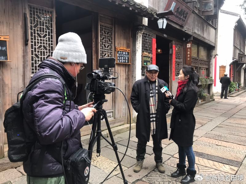 #田埂工作室# 《哥已不再是当年的哥：为"澎湃新闻"讲了整整一个半小时的"新春中国年"（记录于2019年2月4日）》：这是一次现场直播…据了解，当年这一次"澎湃新闻“的《新春中国年》专访直播栏目，将在国内选择多个地方进行直播，乌镇是第一站，邀请我老田埂现场讲述"乌镇年俗"…我当然得踴跃参与…  ​