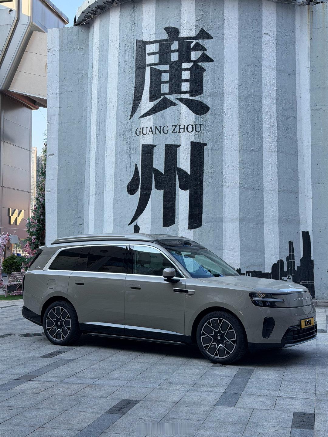 #明知不该买房却想要自己的家# 这个话题～最好的版本答案就是👉#小志的小米澎程n90max探索版# 来广州奋斗十年了，现在也没有在广州买房的欲望。搞个床车更自由点，这是现在很多人想要的生活。昨天开出去被围观，就有几个退休出来游玩的夫妇很感兴趣，还以为我是卖车的。[笑cry]  ​