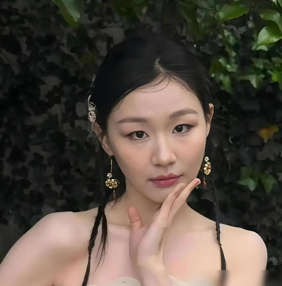 张凌赫耳尖红到滴血，被金靖三句话问得只剩一句习惯了。这姐是真敢，当着刘宇宁面直接问：拍那么多吻戏，到底什么感觉？
张凌赫支支吾吾，想躲。金靖不放过，接着逼：那你跟我演吗？旁边刘宇宁看热闹不嫌事大，直接拍桌子起哄，加一场！现在加！
全场笑翻。没人觉得她冒犯，反而都爱看她闹。
为什么？金靖问的全是