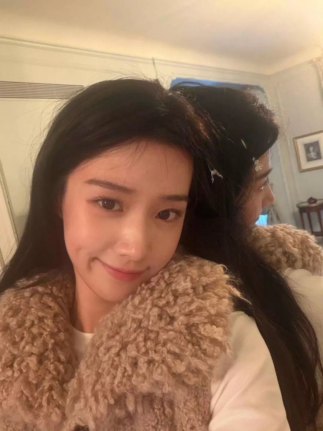 卢昱晓晒巴黎随拍优雅恬静 手捧鲜花表情灵动明媚