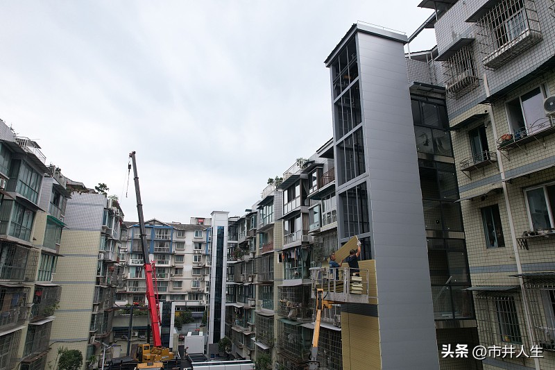 老楼加装电梯的扎心真相：人情再厚，也抵不过房产权益
老楼装电梯这件事，争执的核心从来不是老人要不要便利出行，而是低层业主的切身利益。
不少人觉得一二楼业主反对，就是自私，不肯体谅楼上的老年住户。
但很多低层住户家里同样也有老人。他们并非铁石心肠，真正难以接受的是：凭什么我的房产权益受损，最后等来的只