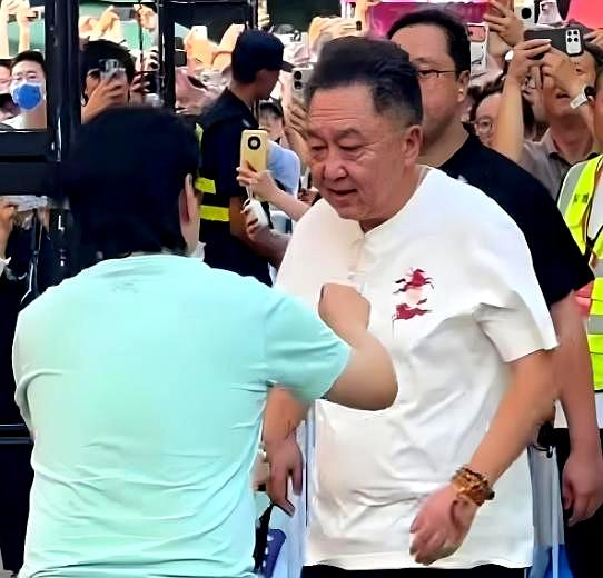 [微风]于谦现身北京地坛书市，满头白发、弯腰驼背，两只手上却套了十几串珠子，脖子里挂着金链子，手指头上还顶着老大的翡翠戒指，当场就被不少人议论太高调。
 
信源:搜狐网2026年9月20日同样是相声名人，郭德纲现在是一地鸡毛，再看他的怡然自得，才看懂于谦的选择有多正确
 
 
9月17日，北京地坛书