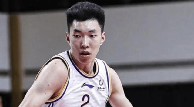 郭士强终于找到了廖三宁的使用说明书！
中国男篮对阵菲律宾这场球，105比61狂胜44分。廖三宁拿到14分4篮板3助攻2抢断，数据不算炸裂，但场上的感觉完全变了。郭士强不再强求他打一号位组织，把球权交给庞峥麟和李悦洲，让廖三宁回到二号位——接球就突，有机会就投，完全释放攻击本能。
说实话，这事儿早该这