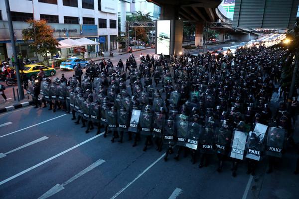 禁止4人以上集會! 泰國總理府前千人紮營示威 曼谷進入緊急狀態-圖2