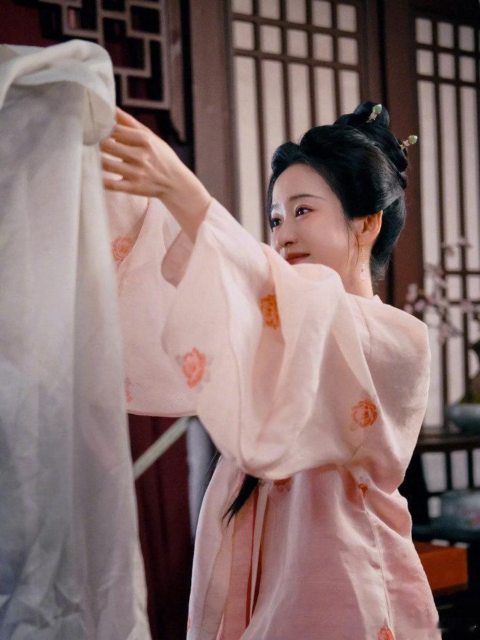 #吕蕺儿不跟林大爷求救的原因#天哪，电视剧已经很久没有看到吕蕺儿这种立体人物了，前面虽然有些让人讨厌，但是甘愿替身救女主真的很难不让人动容，刘美含演的太好了吧 ​#娱乐[超话]# ​