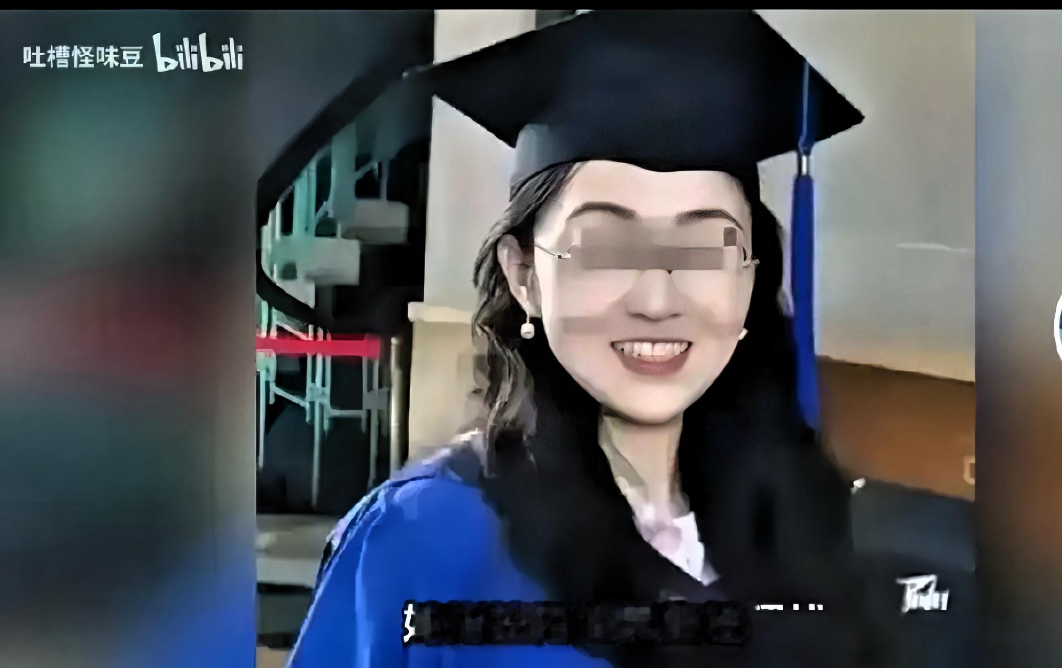 武大的杨某媛万万没想到，
哪怕她跑到西班牙留学，
人家也要把它抠出来。
地球果然是个村啊！
大家都是火眼金睛的守村人。
那个男生，
就是之前被说性骚扰后来判了无罪的那个。

说实话我看到判决书下来的时候松了口气，但转头一想，这口气松得没意思。人家被网暴了两年啊，照片名字全被人扒出来挂网上，那种日子怎