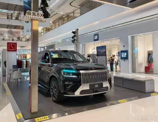 35-45万预算买SUV，到底怎么选才不后悔？
这是一个几乎每天都会在各大汽车论坛和社群里被反复讨论的问题。看传统豪华品牌，BBA的中大型SUV落地价动辄六七十万起步，空悬要选装、智驾基本停留在L2级别，花四十多万只能买到入门款，配置单薄得让人提不起兴致。看纯电，续航和补能焦虑始终挥之不去，节假 ​