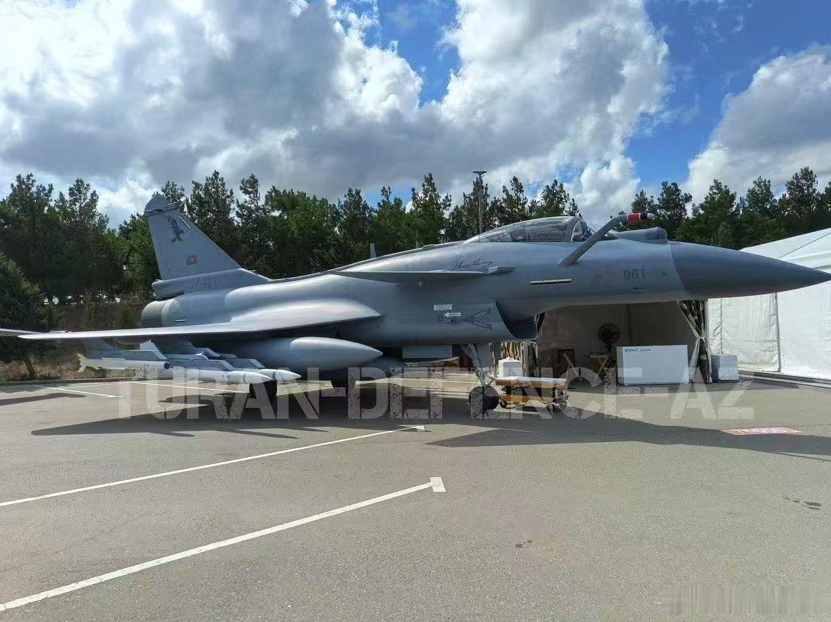 网传阿塞拜疆跳过了JF-17，直接采购了歼-10CE战斗机用于替换本国已经老旧的米格-29，成为第四个装备歼-10CE的国家，此前歼-10CE已经出口到了巴基斯坦、乌兹别克斯坦和孟加拉，阿塞拜疆列装歼-10CE将会震动中东和高加索地区。 ​