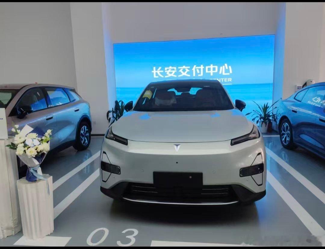 等待许久，终于把全新深蓝 S05 开回家，来记录这次开心的提车时刻。在选车的时候，我对比了多款同价位电车，重点考量续航、乘坐空间以及整车的实用性，综合下来深蓝 S05 最契合我的需求。它的外观线条简约大气，颜值很耐看。车内的空间表现让我很满意，后备箱可以放下行李和杂物，后排坐家人也不会拥挤 ​