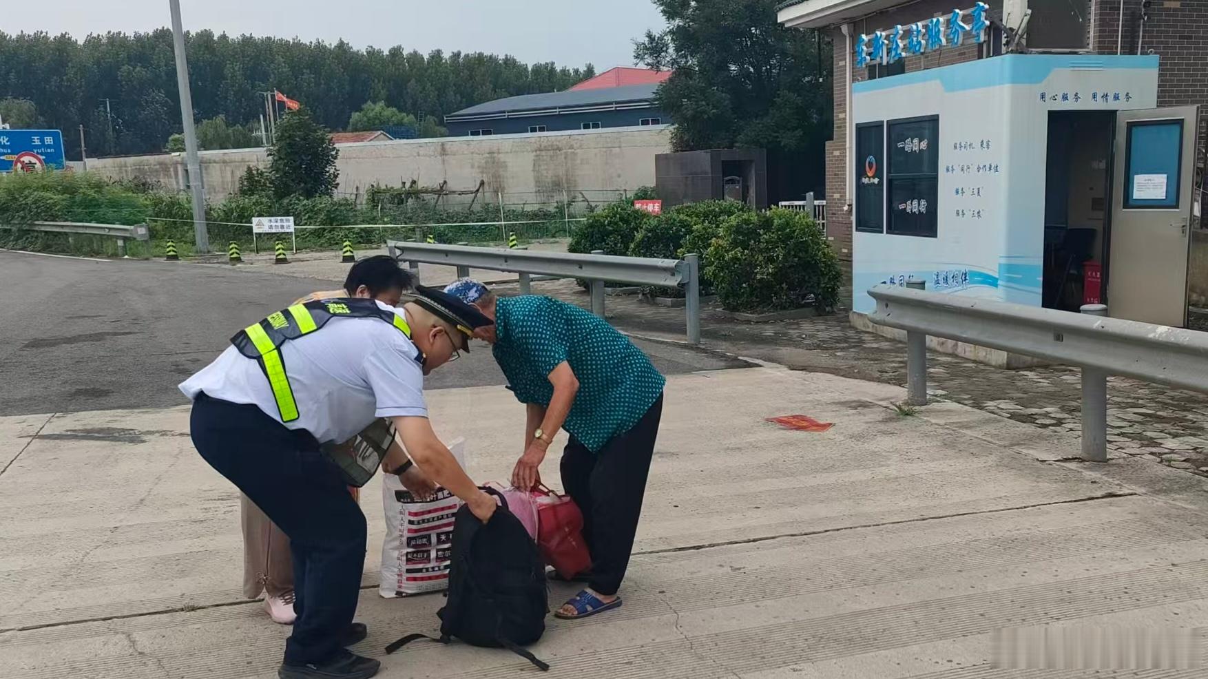 【河北高速在行动】9月20日，河北高速东新庄收费站职工巡查时发现两名群众在广场候车，眼看降雨将至，主动引导其前往便民服务亭避雨，并帮忙提拿行李。“太感谢你们了，不然真不知道往哪儿躲！”群众连连道谢。东新庄收费站聚焦身边小事，做实便民举措，在细微处彰显担当。（东新庄收费站 王亚丽） ​