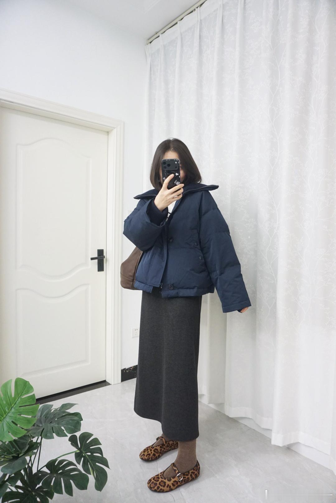 半裙配羽绒服我也拍了一下图～这裙子168块钱真心推荐大家试试，168买不了吃亏买不了上当！[偷笑] ​​​