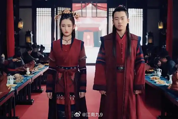 #蒋依依辟谣结婚传闻#还是很期待大林子早日有个属于自己的小家庭的，人生事业、家庭都很重要，不过蒋依依和郭麒麟都辟谣了，蒋依依方表示双方一直都是好朋友；
蒋依依方：工作室凌晨通过官方账号直接否认结婚说法，并顺势宣传了综艺《继续营业中》，果然是有风不借白不借；
郭麒麟方：粉丝团对接账号于 ​