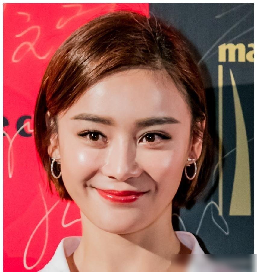 李一桐又双叒上新剧了，民国反诈、都市复仇、古装奇幻，三线并进，光今年就压了三部。
资源狠到什么程度？《美人余》演江浙沪独生女被吃绝户，《我不是大师》搭档李现搞民国反诈。一个演被算计的富家女，一个演算命的江湖人。
再看同期的胡冰卿、袁姗姗，也是戏约不断，红毯常客。但你说这仨人，是不是总差一口气？