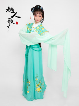 深夜12点散场，独自蹲在河边洗戏服，人没了。唱了43年越剧的59岁花旦钱水明，把最后一场戏，唱在了没人看见的河边上。
10月12号深夜，江苏苏州吴江一个村里，越剧演出散场，已经是12点多。第二天还有早场，戏服是真丝软缎的，盘金绣、水钻、珍珠，不能机洗，民营小剧团也没有专职服装师，只能演员自己洗。59