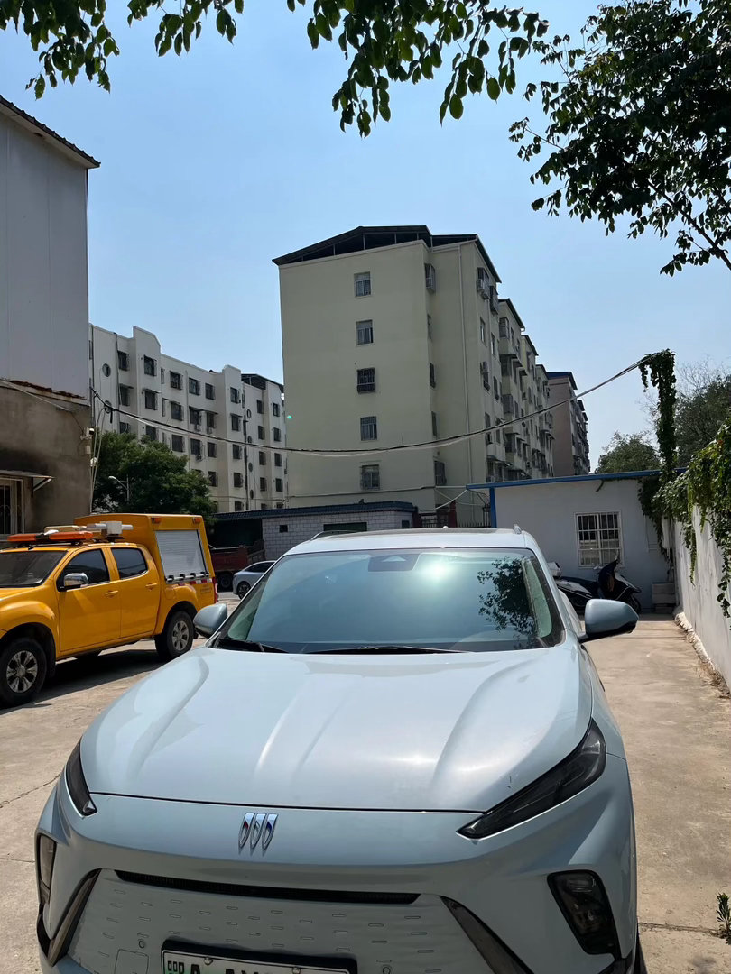 别克E5五座臻享款2026年8月上新，中型纯电SUV。车身尺寸4892mm×1905mm×1655mm，轴距2954mm。外观采用别克全新电动化家族前脸，流光动态灯组。基于奥特能纯电平台打造，搭载三元锂电池组。座舱搭载别克新一代智能座舱，支持无线CarPlay。车内座椅采用仿皮材质，标配前排座椅通风加热。整车搭载完善电池安全防护结构，配备多重温控系统。标配L2级别驾驶辅助、全景影像、电动尾门。后备厢空间规整，后排座椅放倒后拓展装载容积。