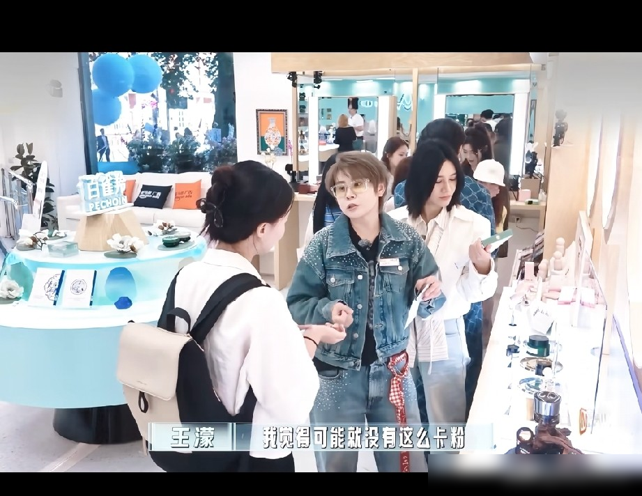 把奥运冠军扔进内娱，满屏虚伪的客套瞬间被撕得稀烂！
尚雯婕夸她学推销一秒上手，真不是商业互吹。看王濛在浪姐当队长，别人还在假笑试探、演人情世故，她三分钟嚼碎规则，扫一眼demo就精准分工挑人。
行就拍板，不合拍当面撂话拒绝，绝不拖泥带水搞内耗。嫌流程磨叽她当场撇嘴，一身赛场带出来的杀气，把弯弯绕