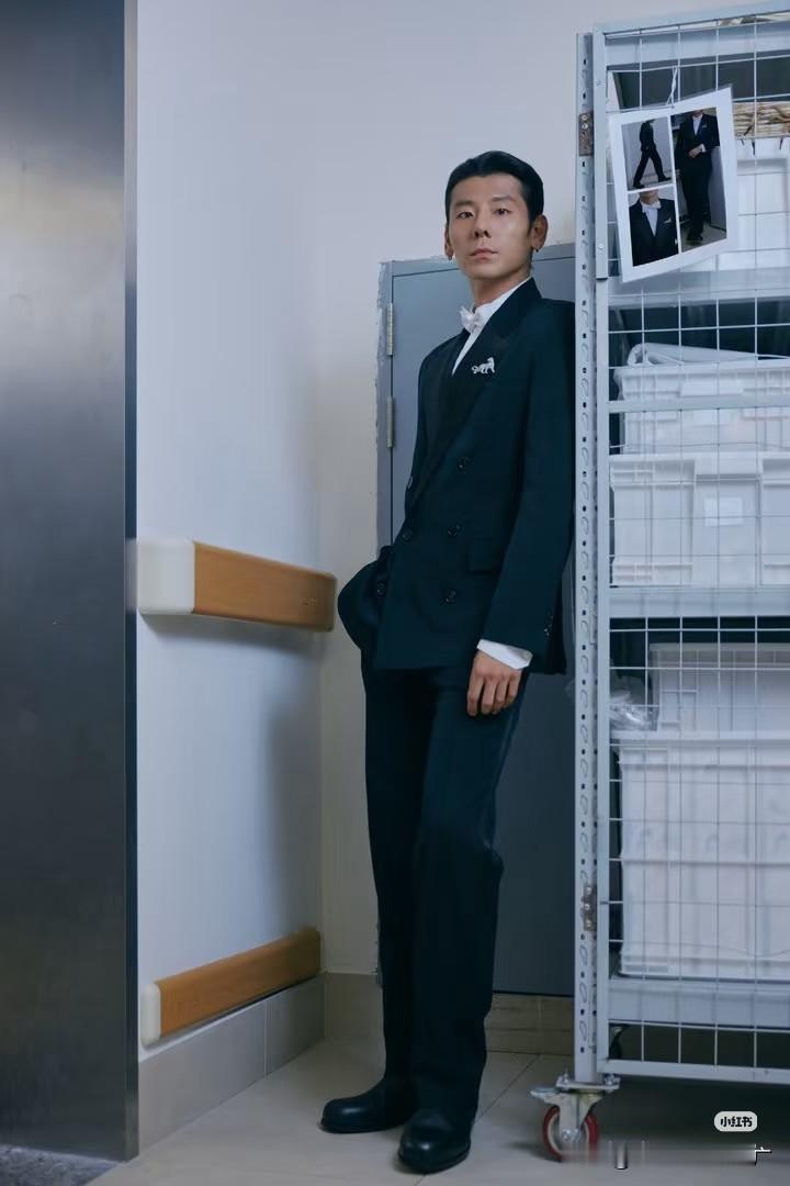 蒋奇明角逐金鹰，王安全后劲十足
 
第33届金鹰奖提名名单公布，蒋奇明凭借《边水往事》里的王安全入围最佳男配角，在一众实力派戏骨当中，作为为数不多的90后入围演员，格外惹眼。
 
很多观众对他的印象还停留在沉默执拗的傅卫军，而这一次，他彻底打碎过往标签。在鱼龙混杂的三边坡，王安全是混迹夹缝的消息贩子