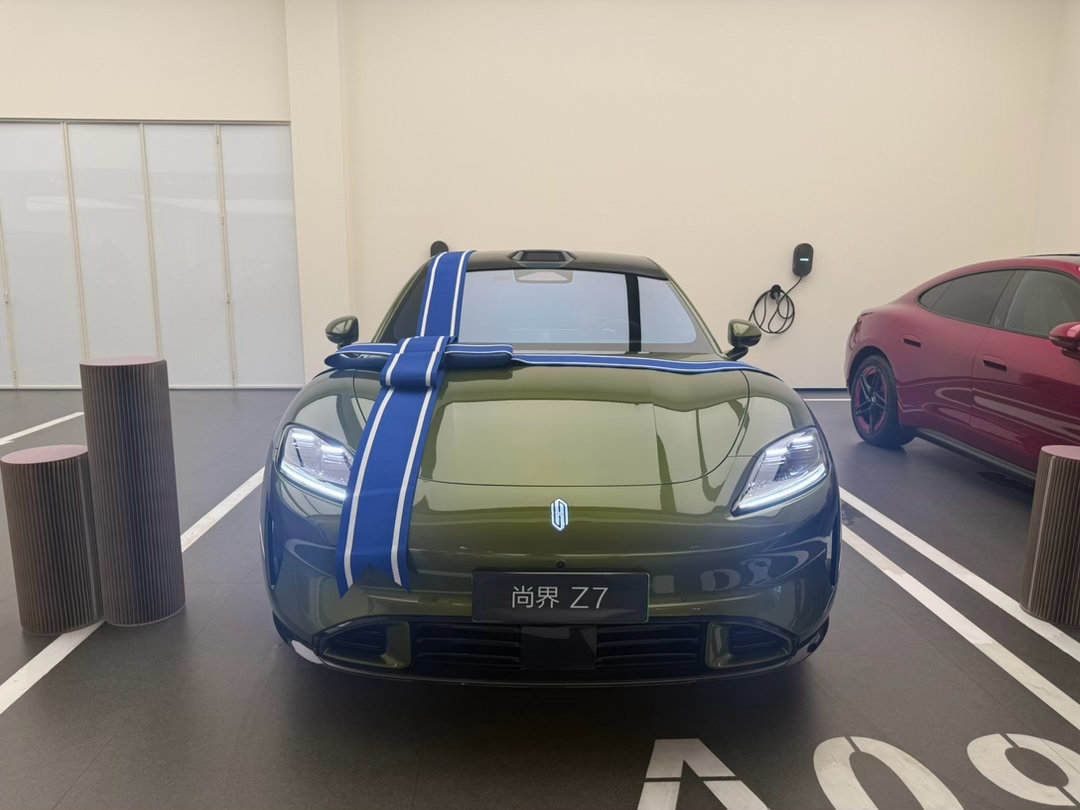 今日开心喜提超酷尚界Z7🚗
终于把心心念念的座驾带回家
鸿蒙座舱丝滑好上手，颜值实力双双在线
从此风雨同行，奔赴每一场山海
感谢锦江大道门店贴心交付，细致讲解每一项功能，仪式感满满#肖战同款尚界Z7#尚界Z7谁看谁尚头#尚界Z7最美科技轿跑#鸿蒙智行服务#成都锦江大道用户中心#肖战[超话]##华为 ​
